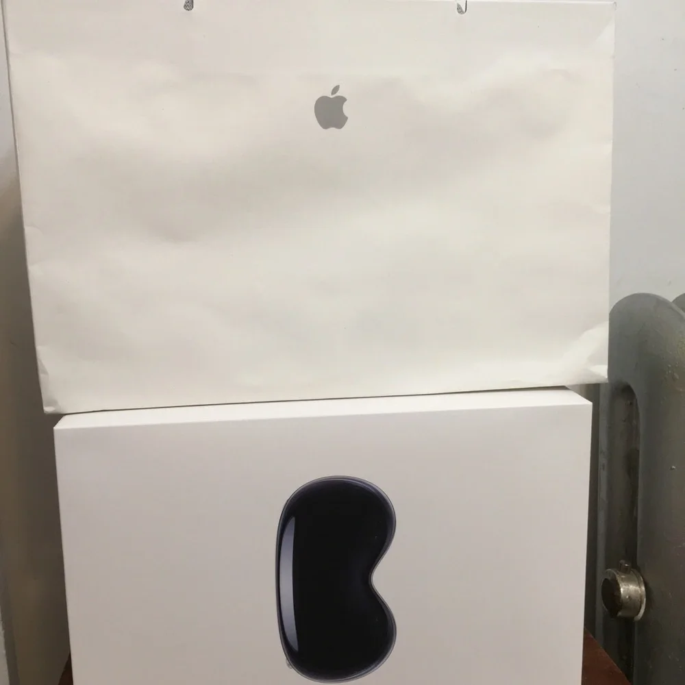 Apple Vision Pro Empty Box And Shopping Bag Only. Please Noted it’s ONLY EMPTY